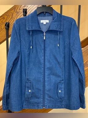 Studio Works Denim Jacket Zip Front Pockets Stretch Med Blue SZ. Lg Women’s